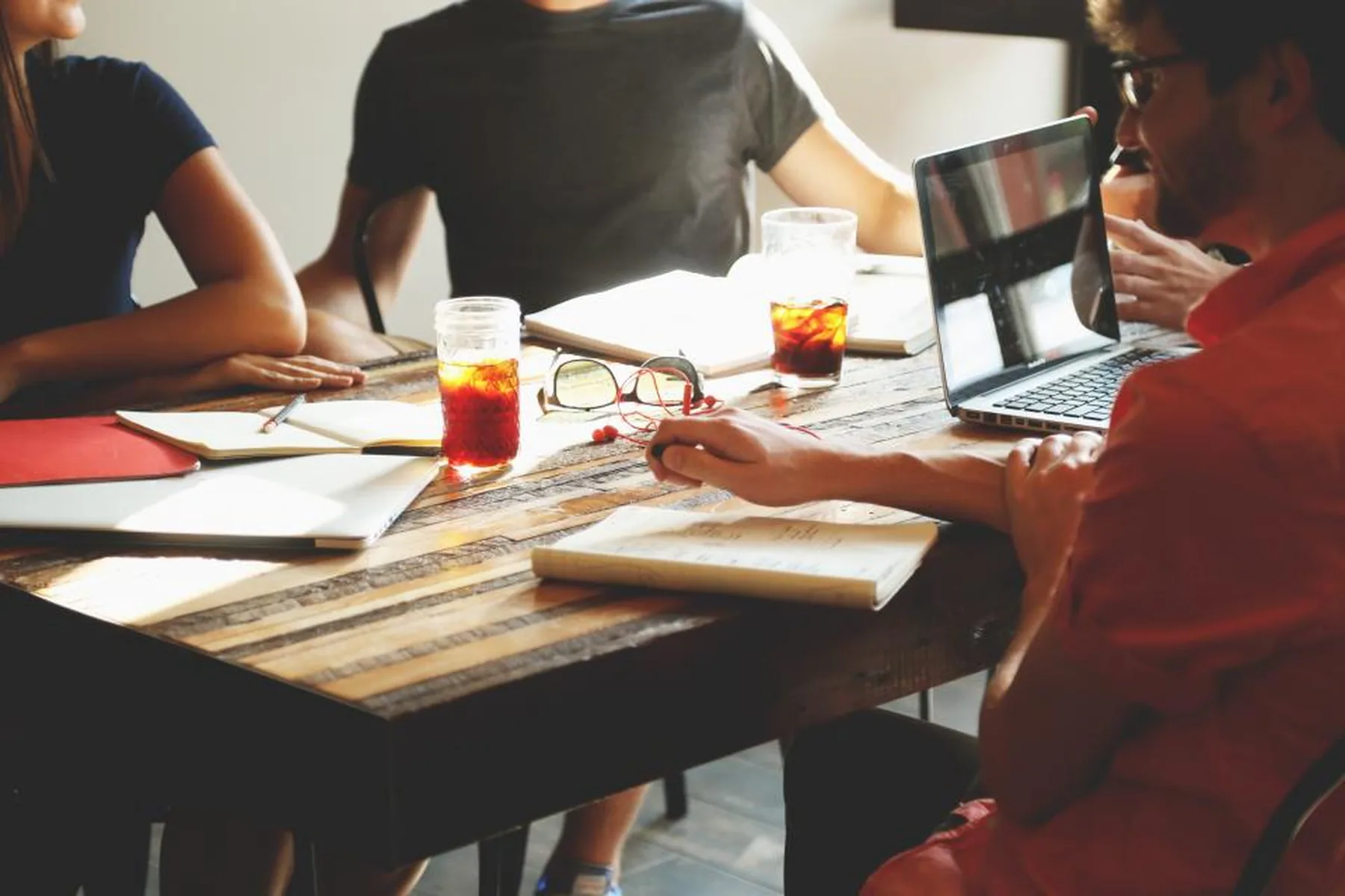 Équipe en réunion de travail