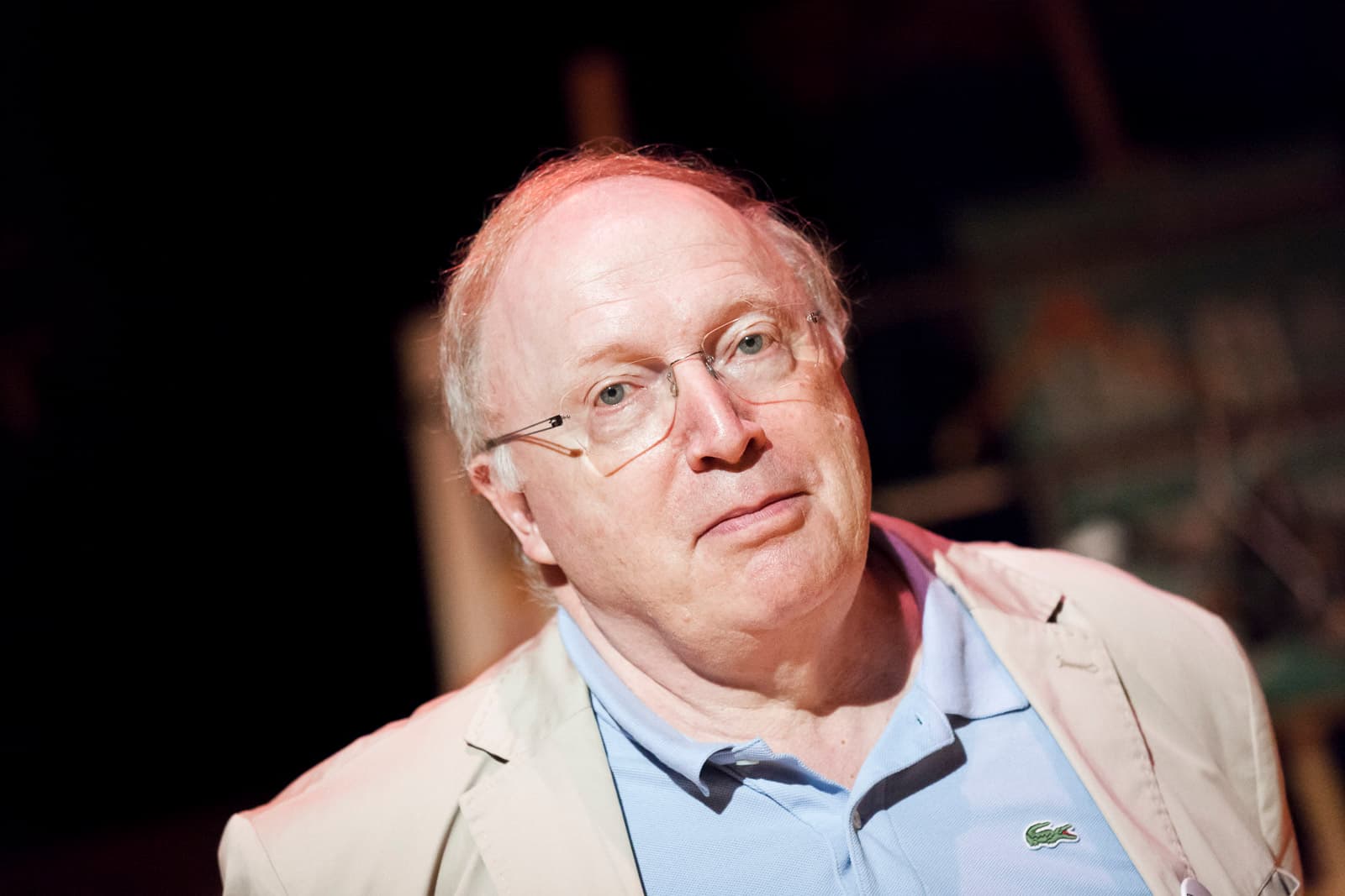 Paul Duprez, fondateur de SJT, de trois quarts, lunettes fines et veste claire.